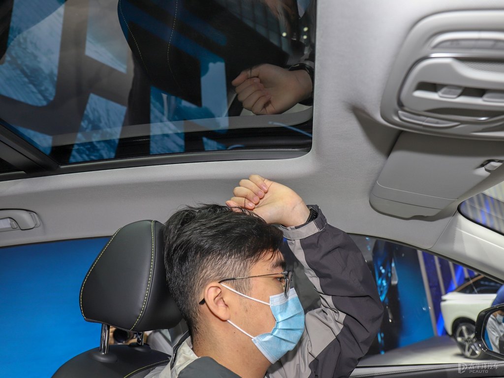 寰宇灰榮威RX5駕乘空間空間圖片