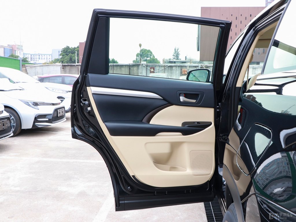 墨晶黑漢蘭達(dá)車廂內(nèi)飾圖片