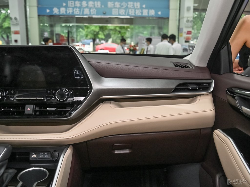 歐泊銀漢蘭達(dá)中控內(nèi)飾圖片