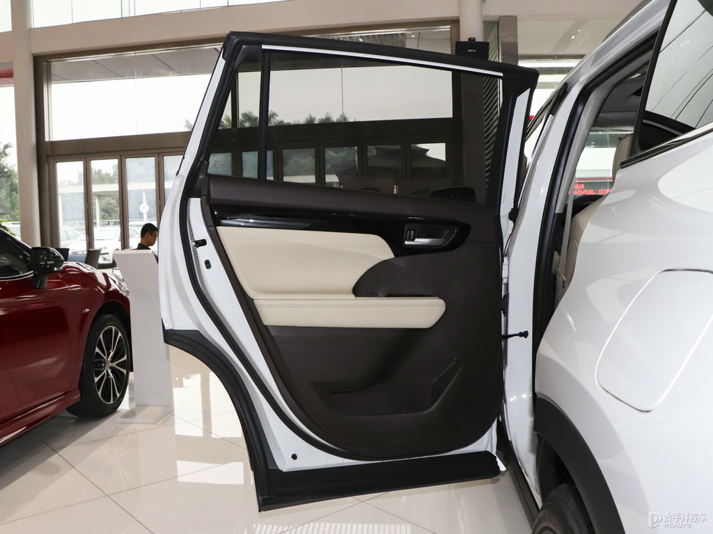 鉑金珍珠白漢蘭達(dá)車廂內(nèi)飾圖片