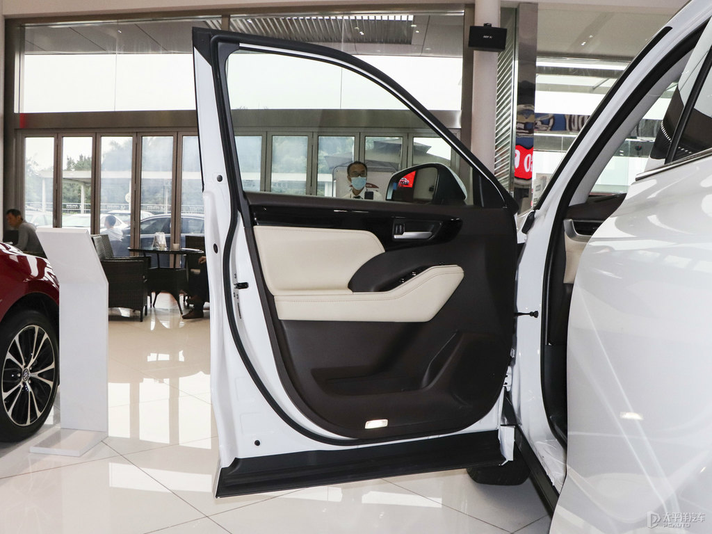 鉑金珍珠白漢蘭達(dá)車廂內(nèi)飾圖片