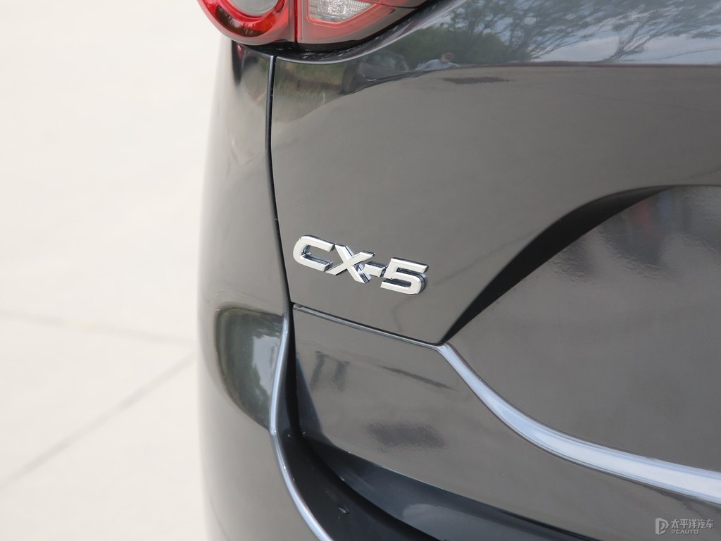 鉑鋼灰馬自達CX-5車尾外觀圖片