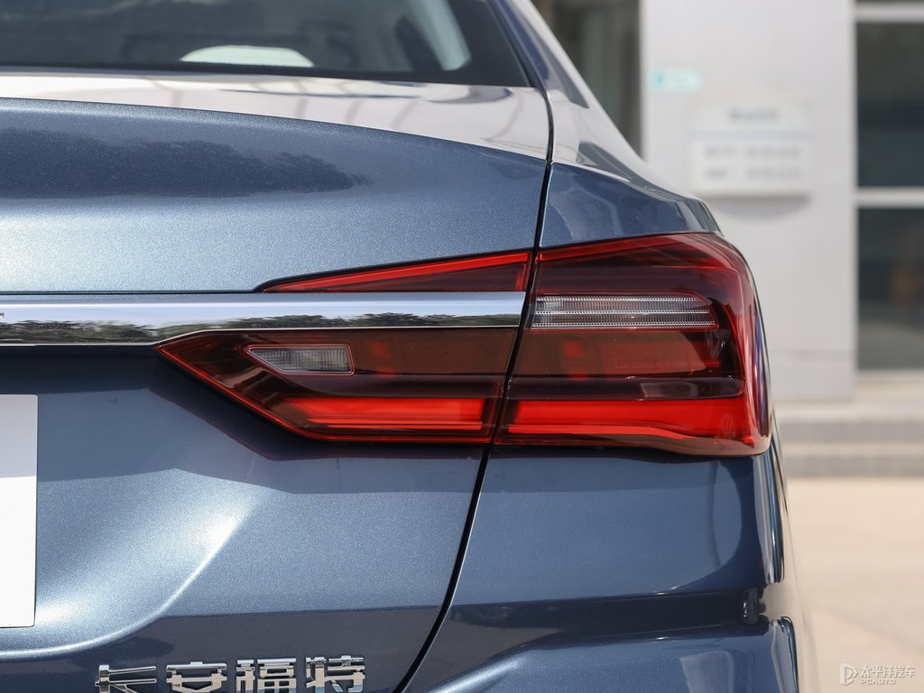 琉璃藍福睿斯車尾外觀圖片