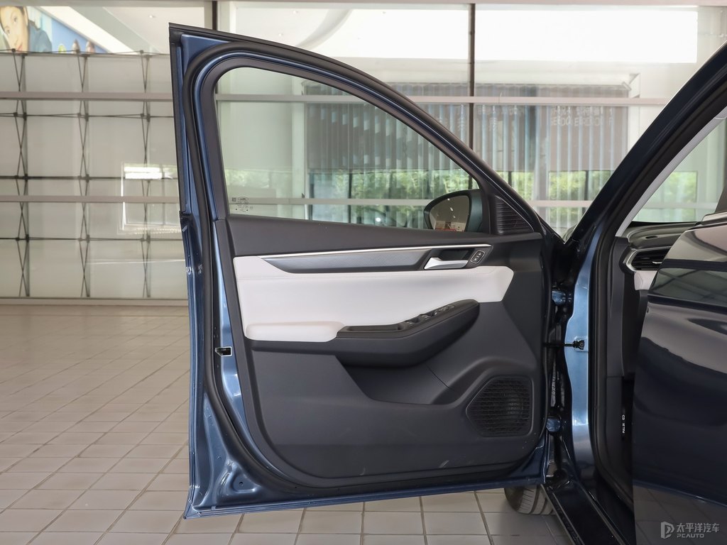 琉璃藍(lán)福睿斯車廂內(nèi)飾圖片