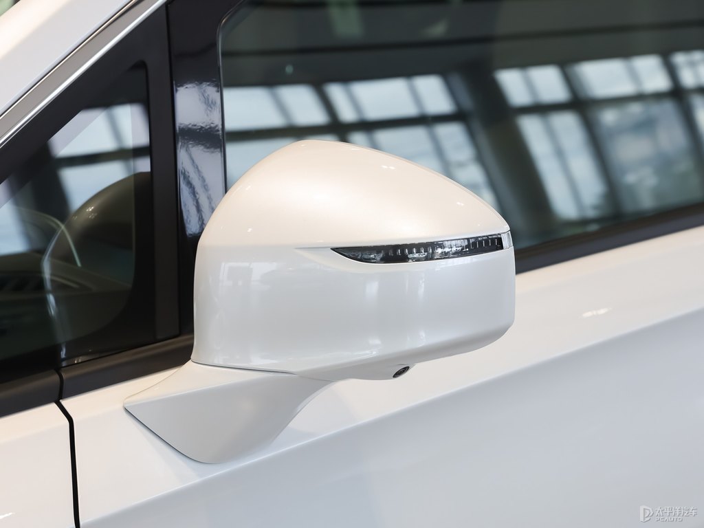 珍珠白別克GL8車身外觀圖片