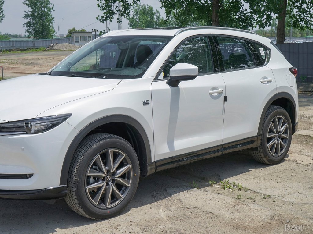 珠光白馬自達CX-5車身外觀圖片