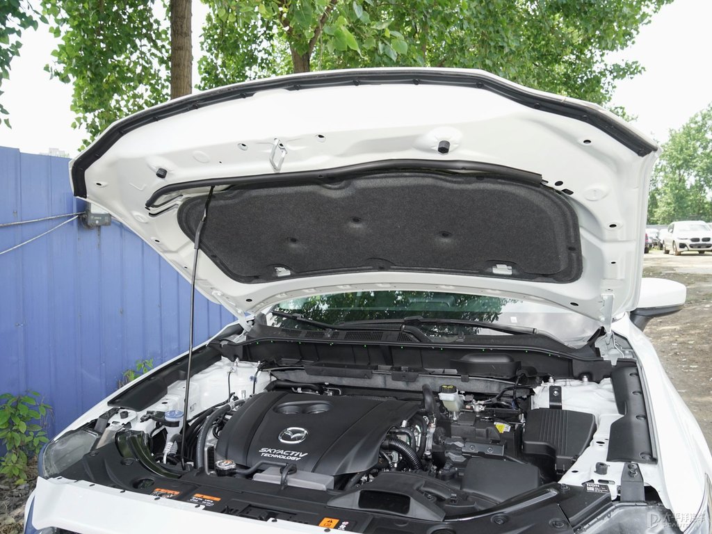 珠光白馬自達(dá)CX-5發(fā)動(dòng)機(jī)其它細(xì)節(jié)圖片