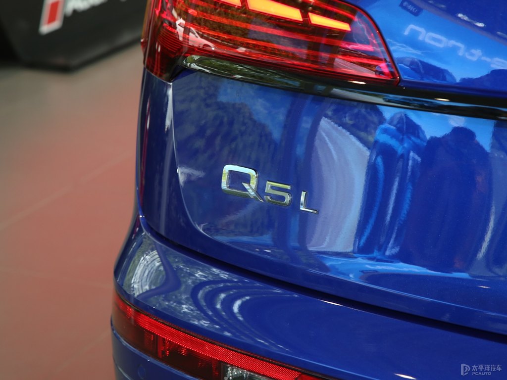 極光藍(lán)奧迪Q5L車尾外觀圖片