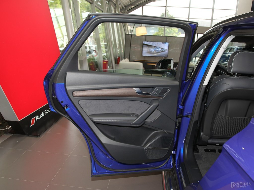 極光藍(lán)奧迪Q5L車(chē)廂內(nèi)飾圖片