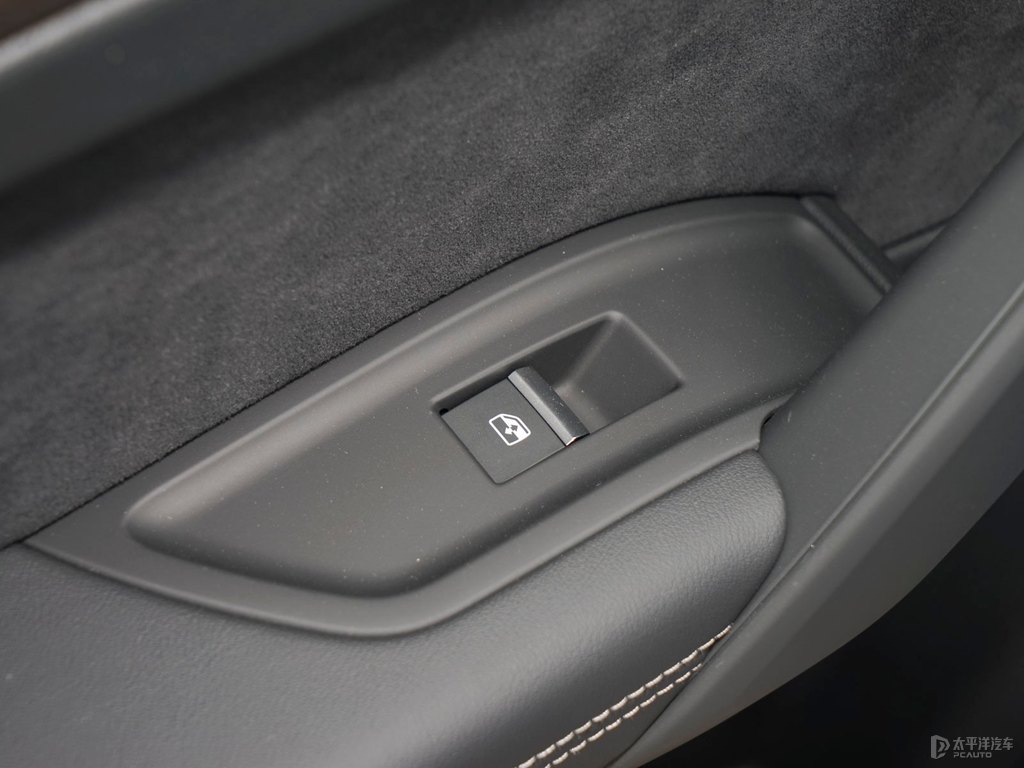極光藍(lán)奧迪Q5L車廂內(nèi)飾圖片
