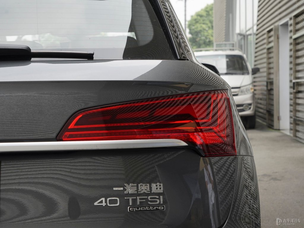 天云灰奧迪Q5L車尾外觀圖片