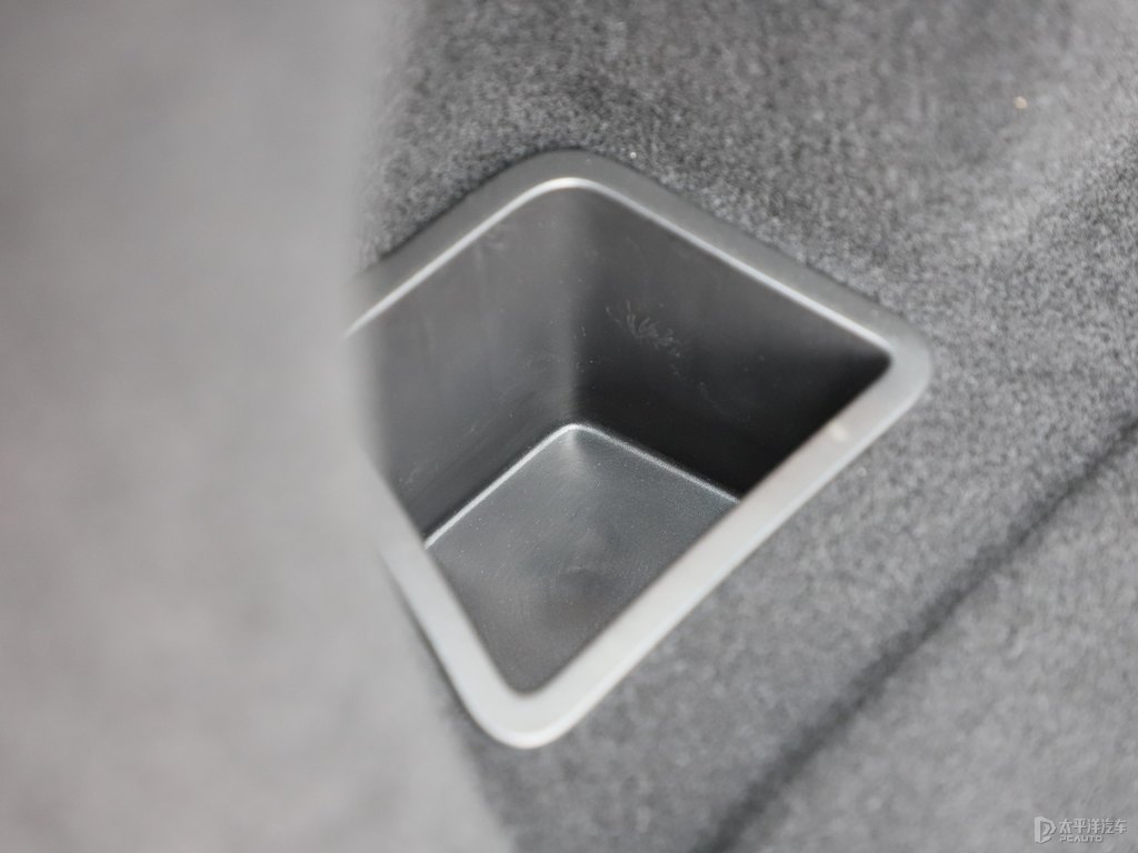 榮麟灰榮威RX5后備廂空間圖片