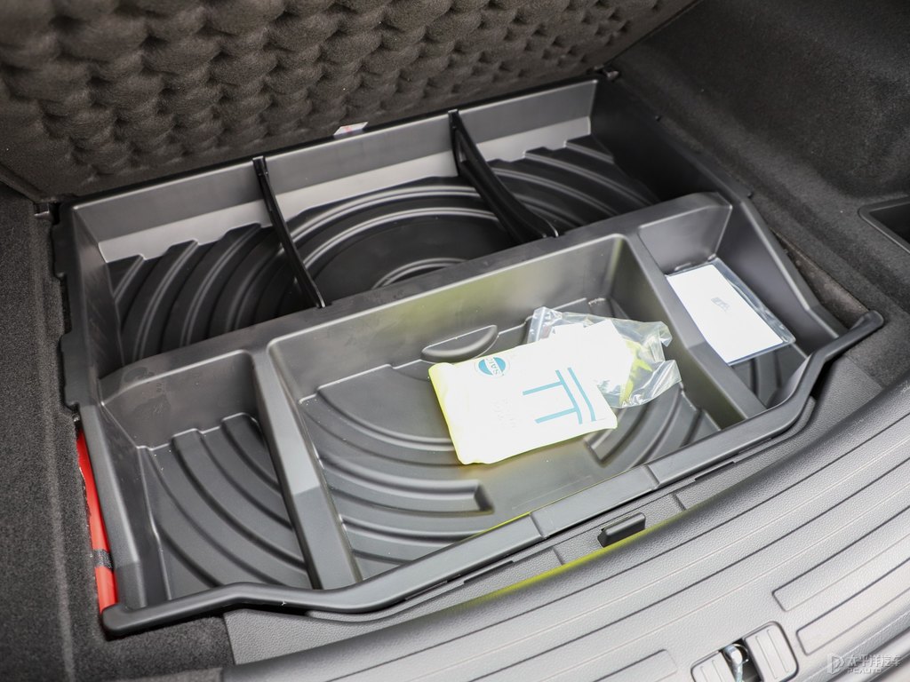 榮麟灰榮威RX5后備廂空間圖片