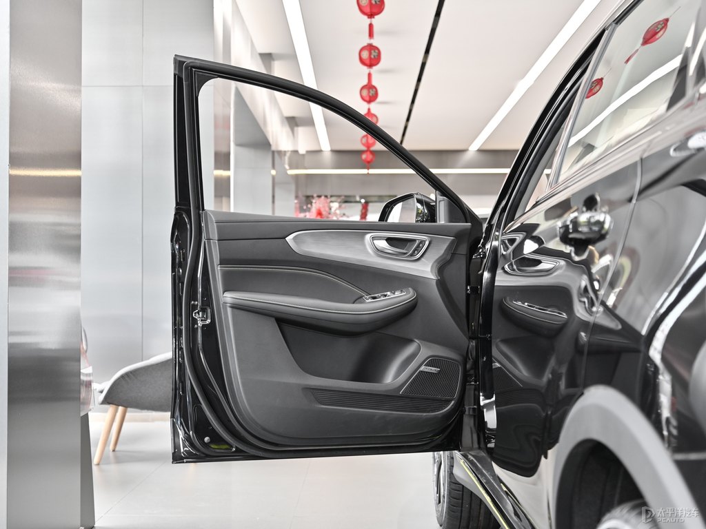 玄武黑榮威RX5車廂內(nèi)飾圖片