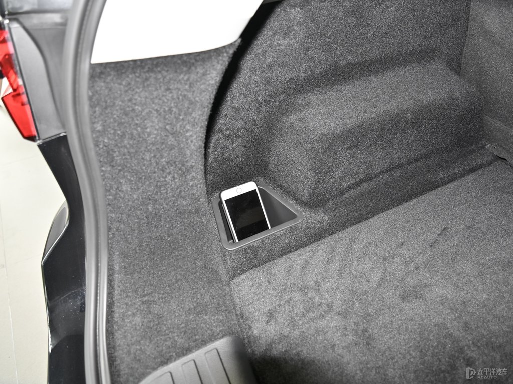 玄武黑榮威RX5后備廂空間圖片