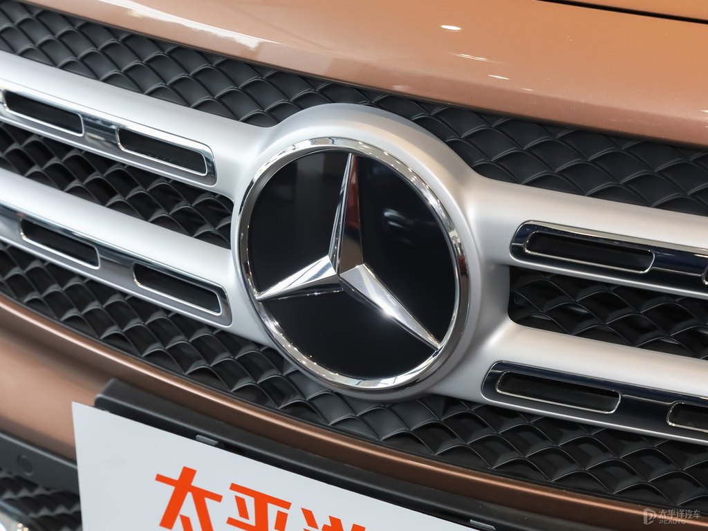 瑰礫金奔馳GLB車頭外觀圖片