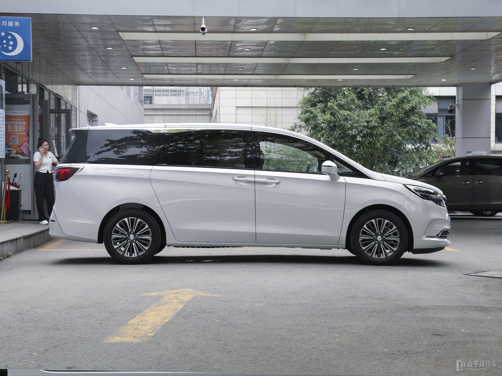 珍珠白別克GL8整車(chē)外觀外觀圖片
