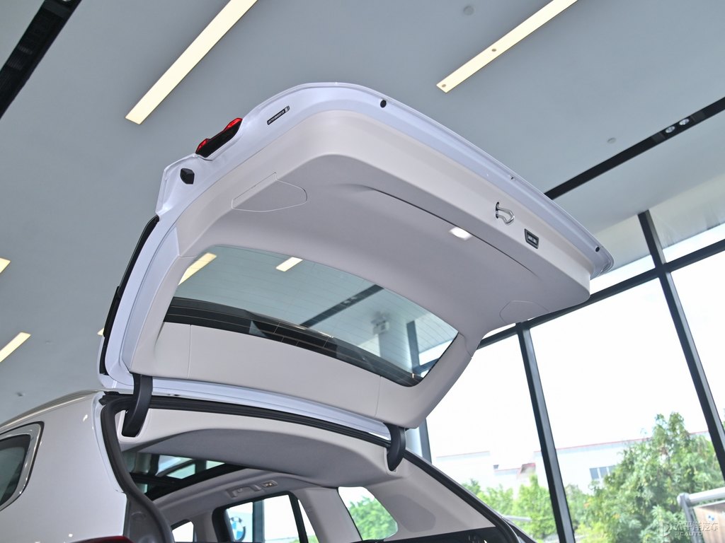 礦石白寶馬X3后備廂空間圖片