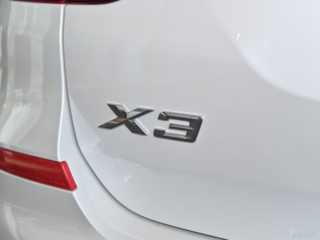 礦石白寶馬X3車尾外觀圖片