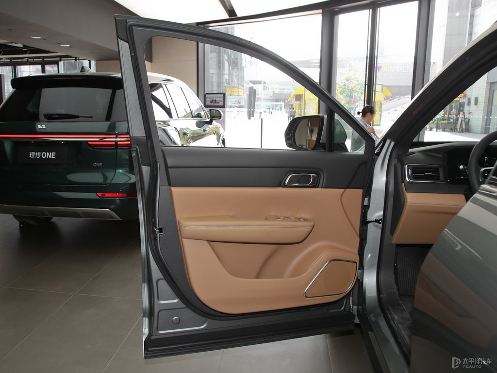 灰色理想ONE車廂內(nèi)飾圖片