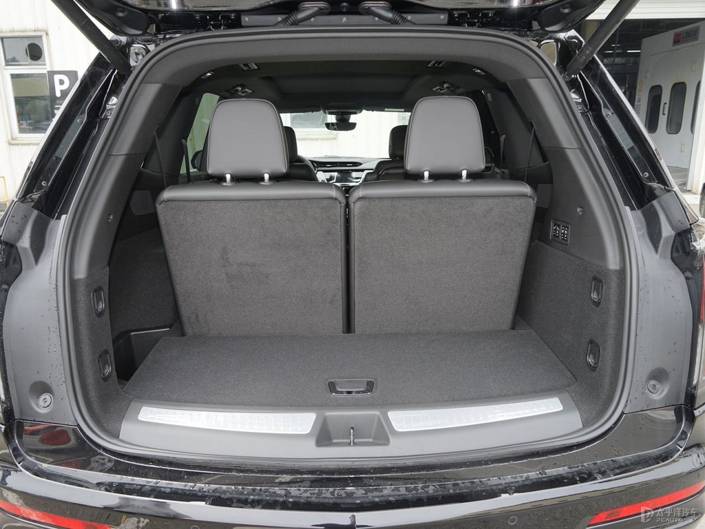 曜黑凱迪拉克XT6后備廂空間圖片
