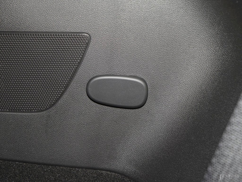 曜黑凱迪拉克XT6后備廂空間圖片