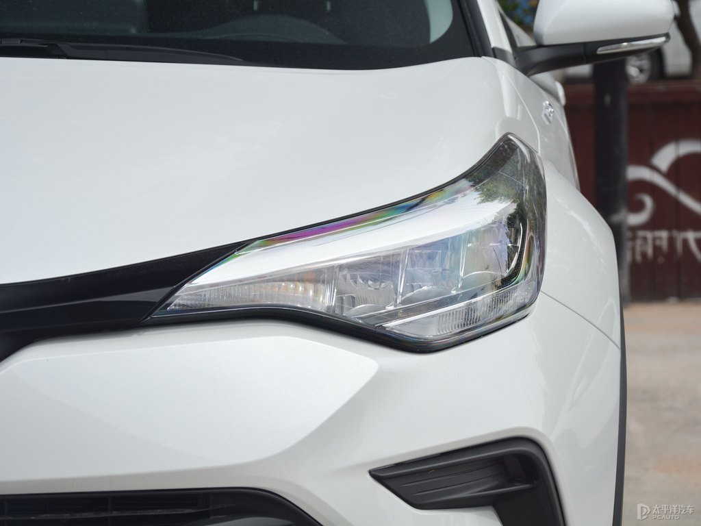 鉑金白奕澤IZOA車頭外觀圖片