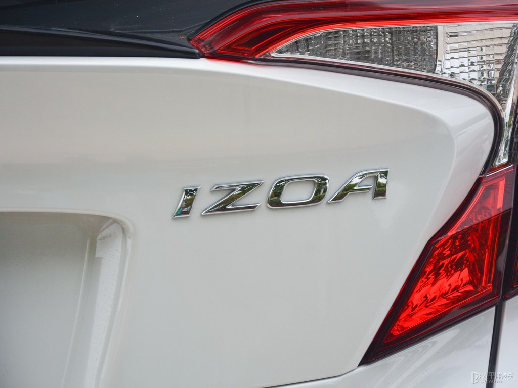鉑金白奕澤IZOA車尾外觀圖片
