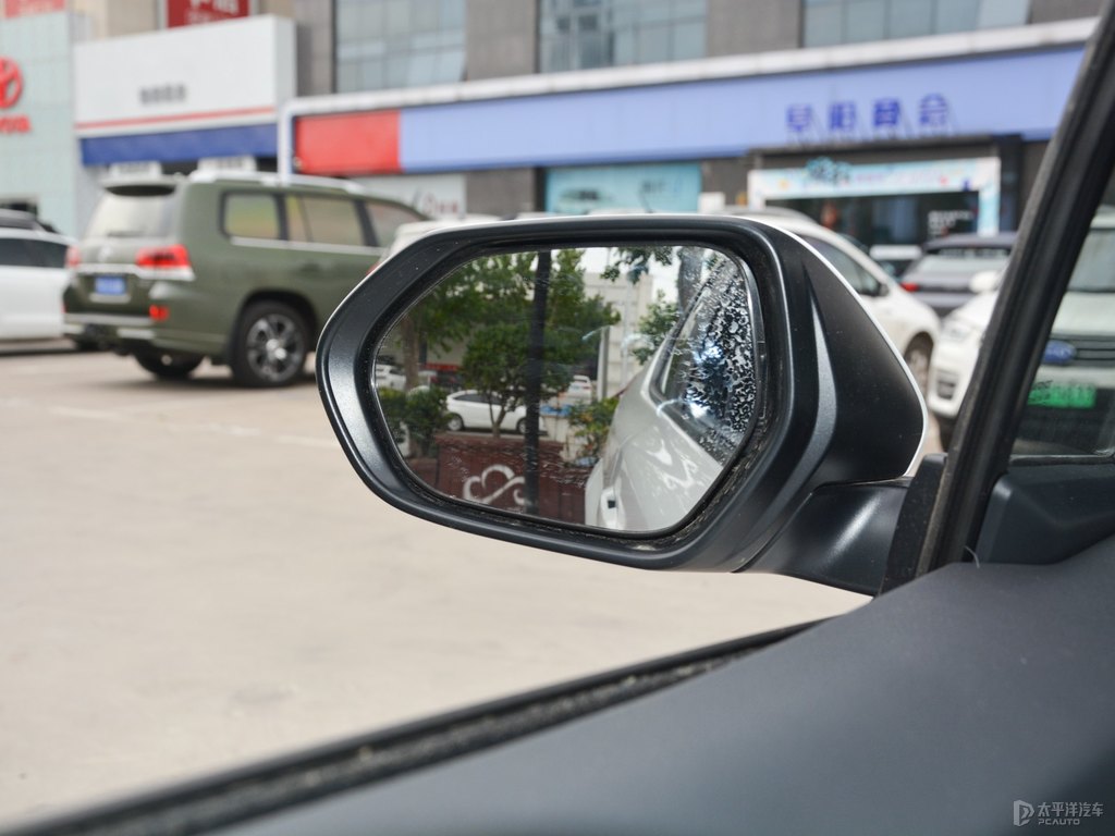 鉑金白奕澤IZOA車身外觀圖片