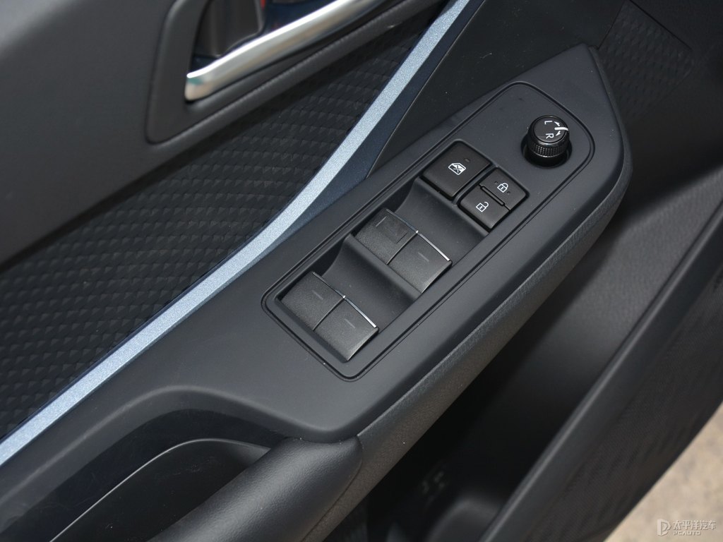 鉑金白奕澤IZOA車(chē)廂內(nèi)飾圖片