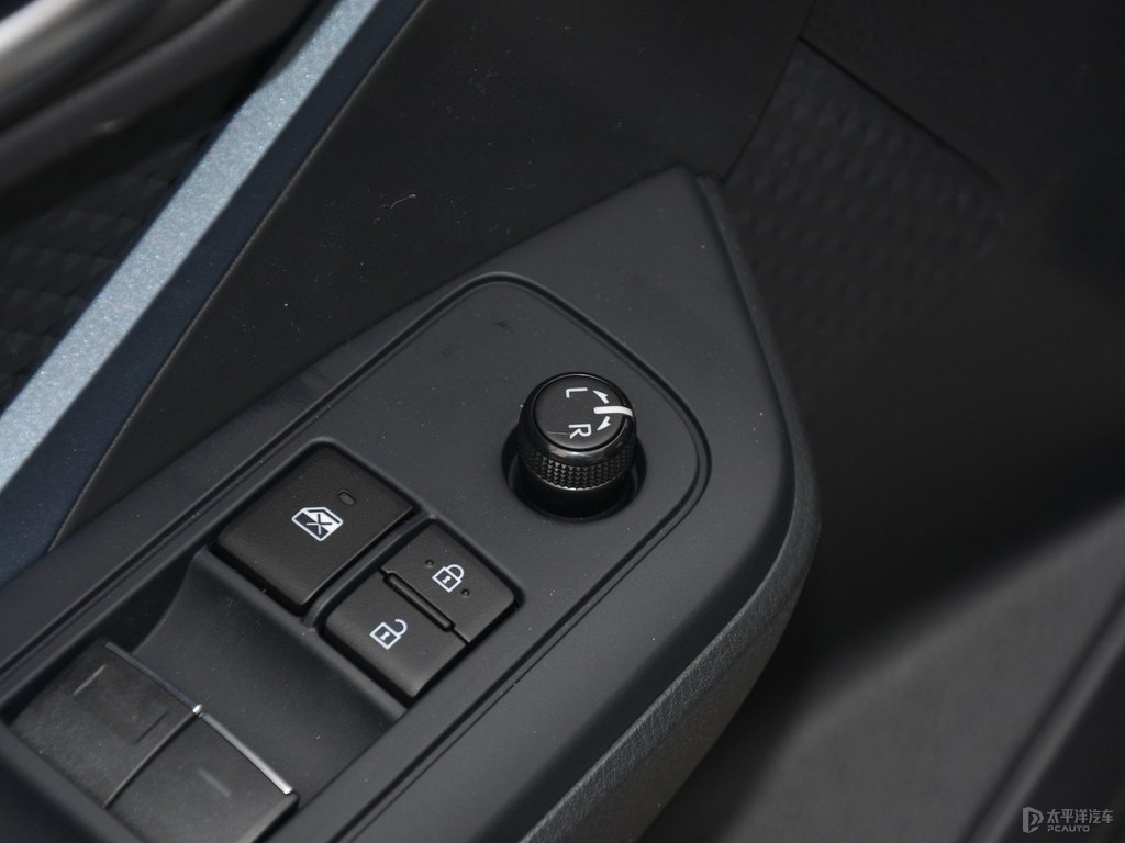 鉑金白奕澤IZOA車廂內(nèi)飾圖片