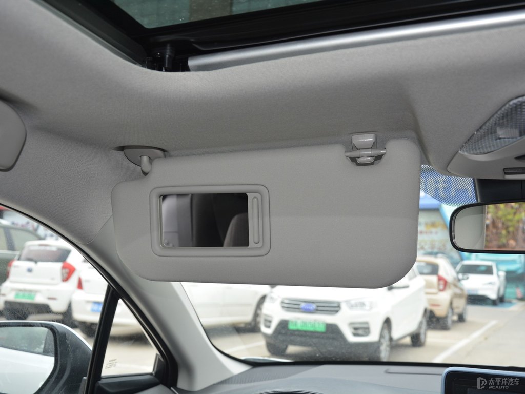 鉑金白奕澤IZOA車廂內(nèi)飾圖片