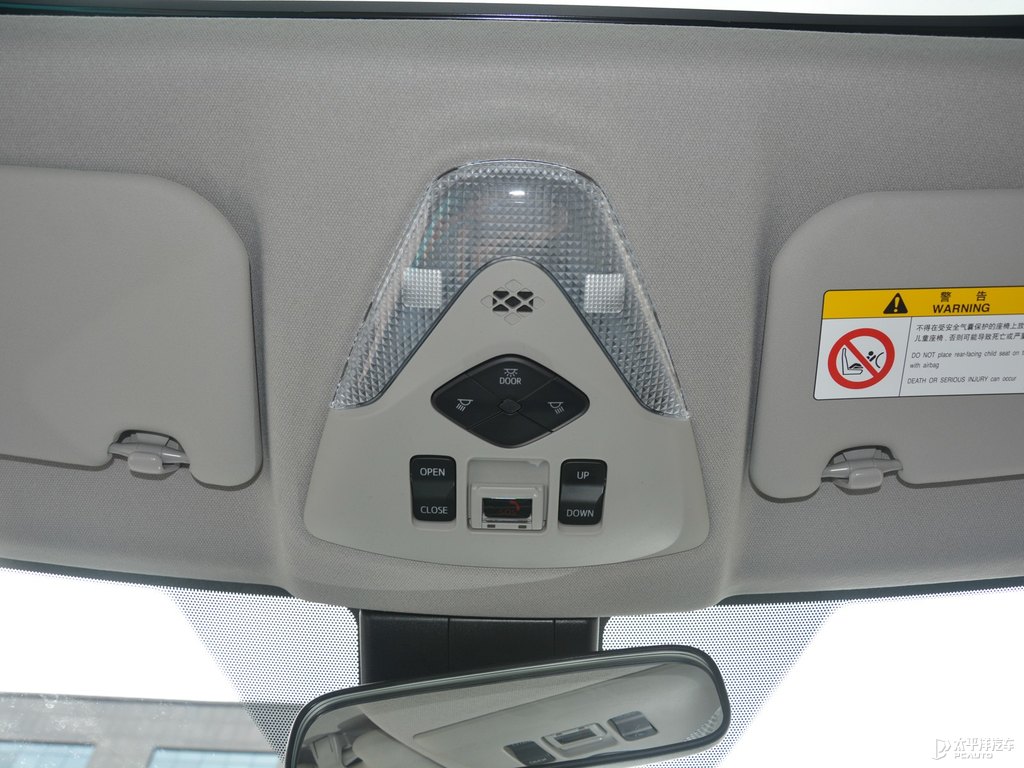 鉑金白奕澤IZOA車廂內(nèi)飾圖片