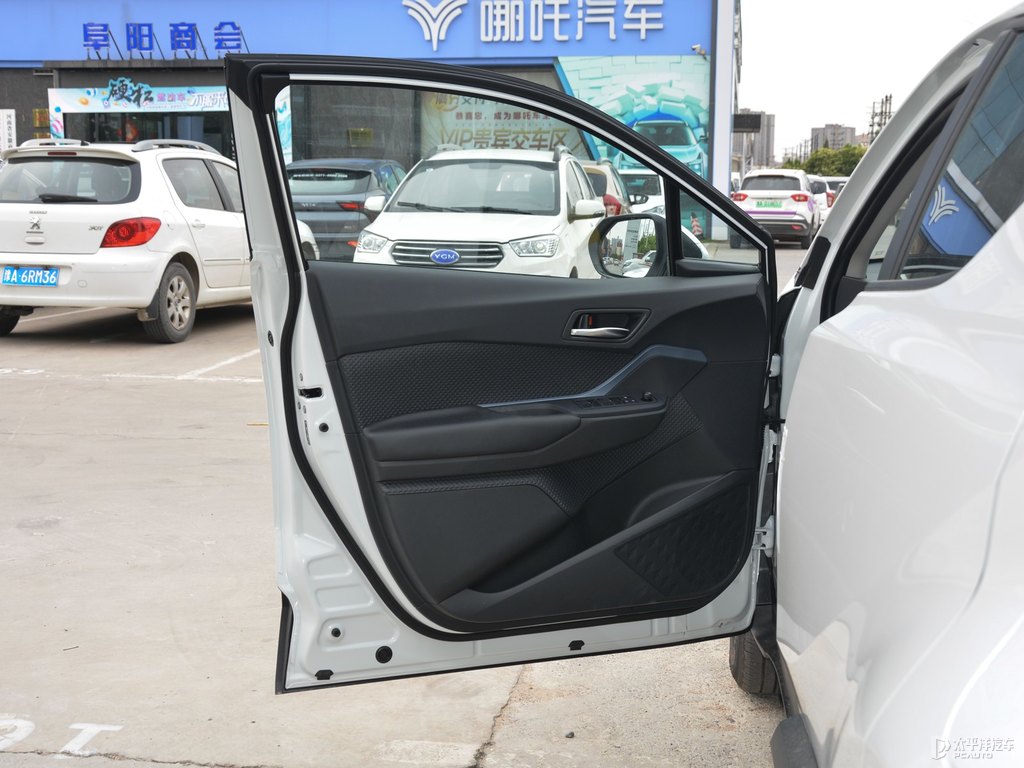 鉑金白奕澤IZOA車廂內飾圖片