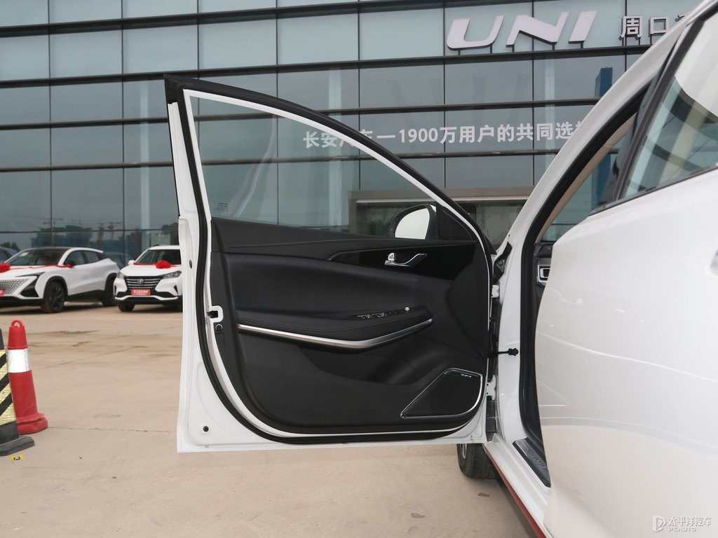 月光白銳程CC車廂內(nèi)飾圖片