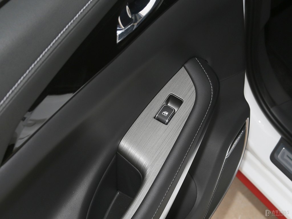 月光白銳程CC車廂內(nèi)飾圖片