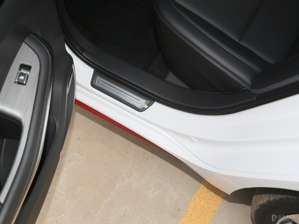 月光白銳程CC車廂內(nèi)飾圖片