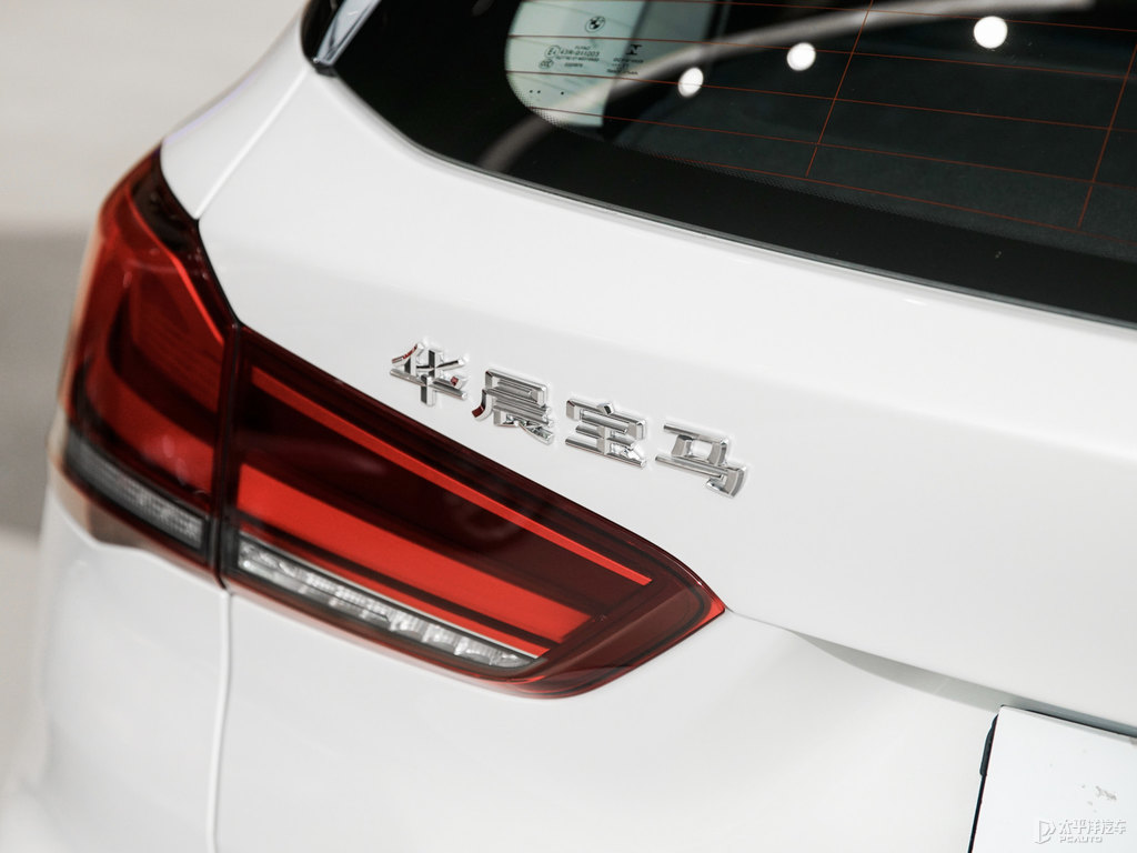 礦石白寶馬X1車尾外觀圖片