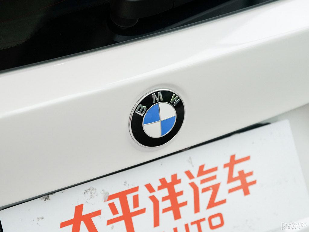 礦石白寶馬X1車(chē)尾外觀圖片
