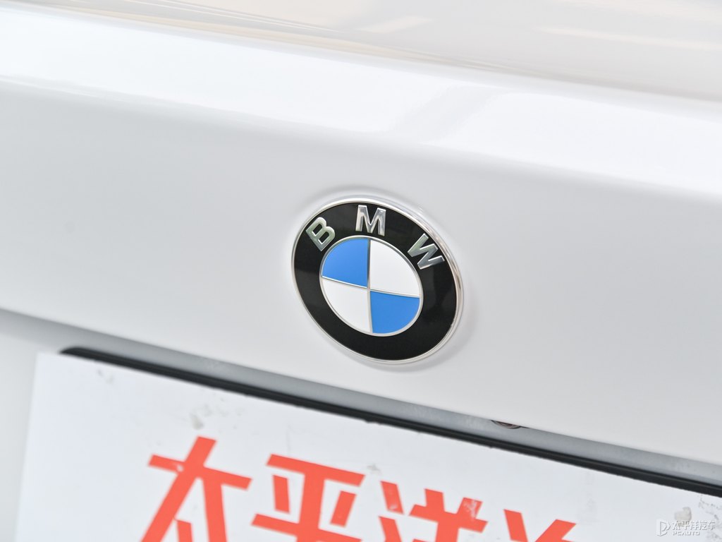 礦石白寶馬1系車尾外觀圖片