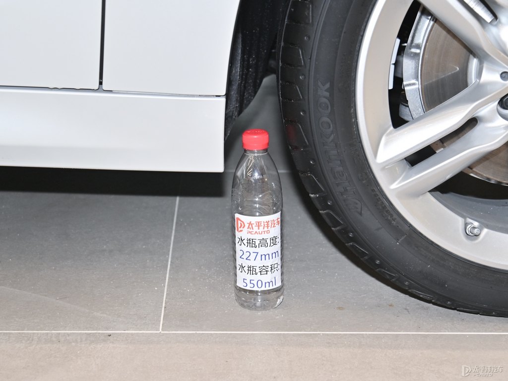 礦石白寶馬1系車身外觀圖片
