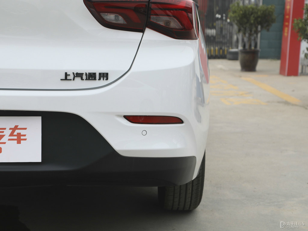 流云白科沃茲車尾外觀圖片