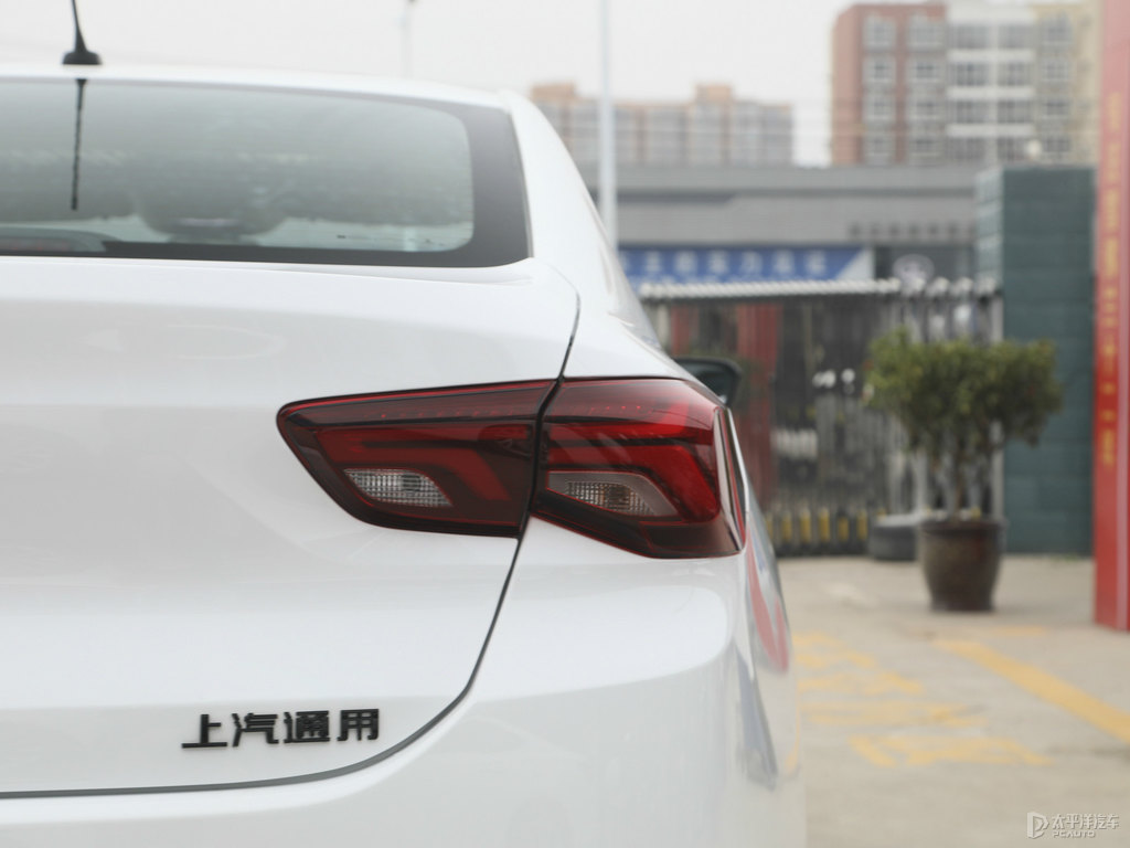 流云白科沃茲車尾外觀圖片