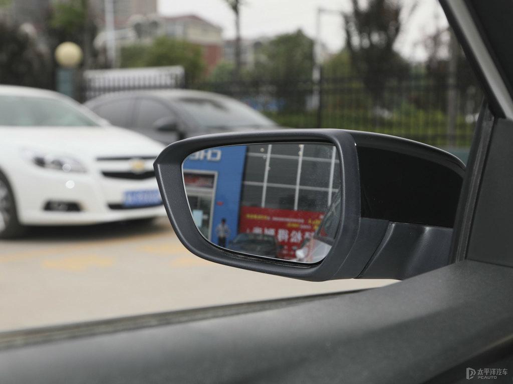流云白科沃茲車身外觀圖片
