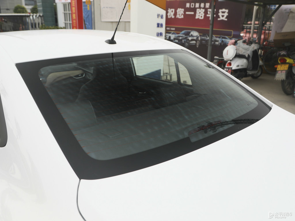 流云白科沃茲車尾外觀圖片