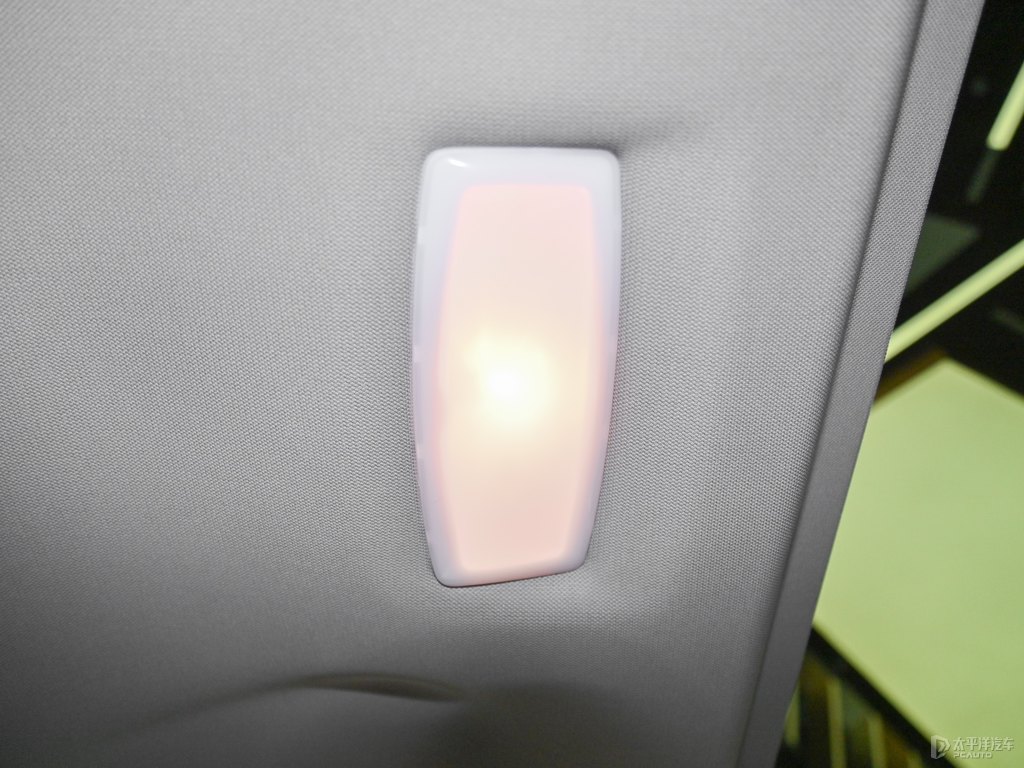 礦石白寶馬1系車廂內(nèi)飾圖片