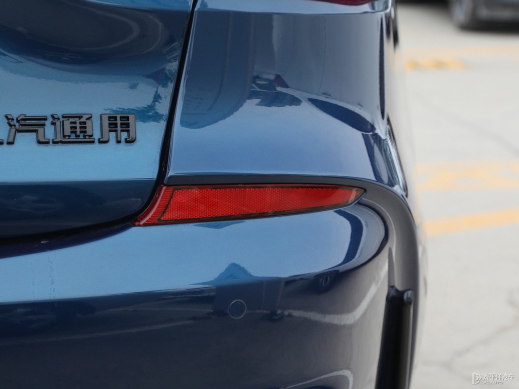 灑脫藍科魯澤車尾外觀圖片