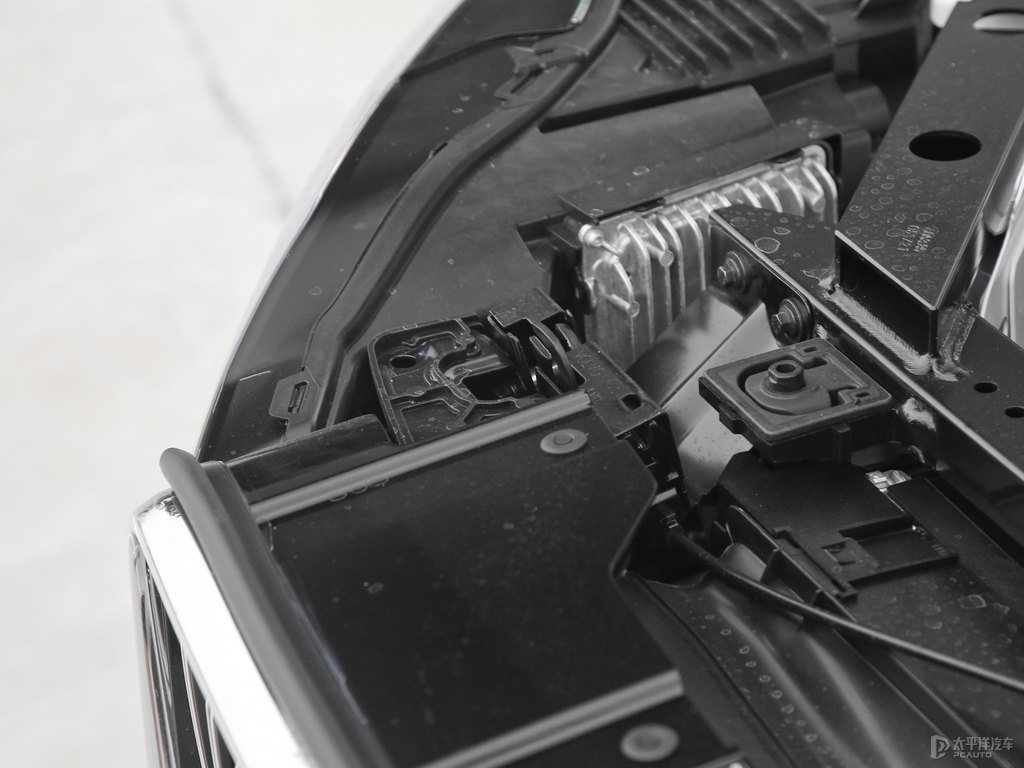 水晶白沃爾沃XC60發(fā)動(dòng)機(jī)其它細(xì)節(jié)圖片