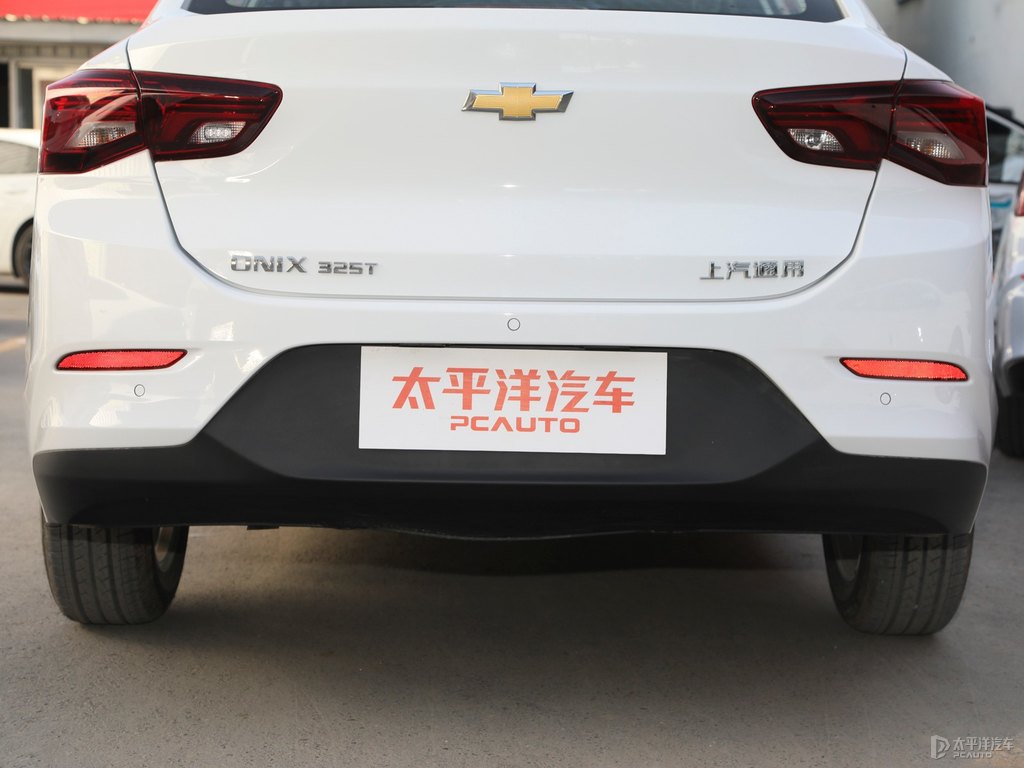 流云白科沃茲車尾外觀圖片