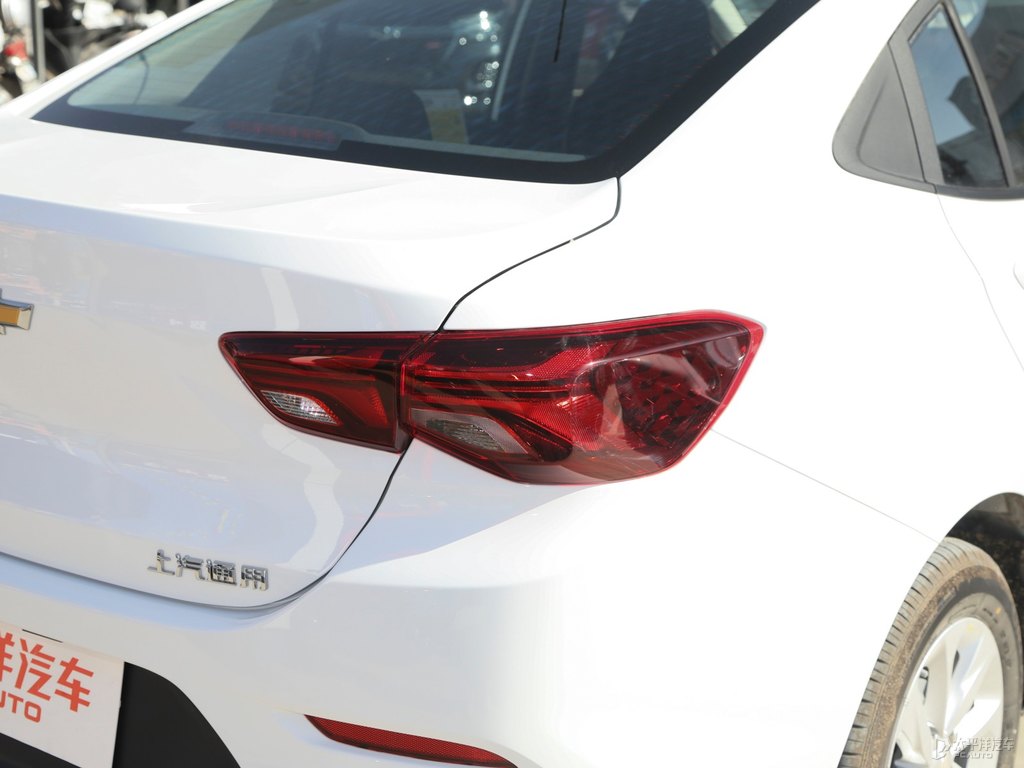 流云白科沃茲車尾外觀圖片